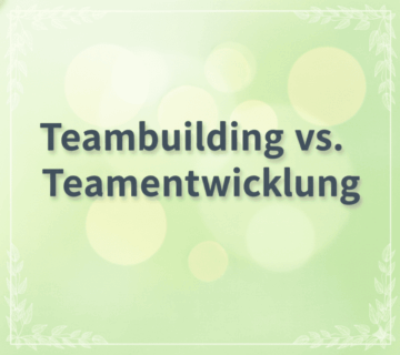 Teambuilding vs. Teamentwicklung – grafischer Titel auf grünem Hintergrund mit dezenten Pflanzenornamenten.