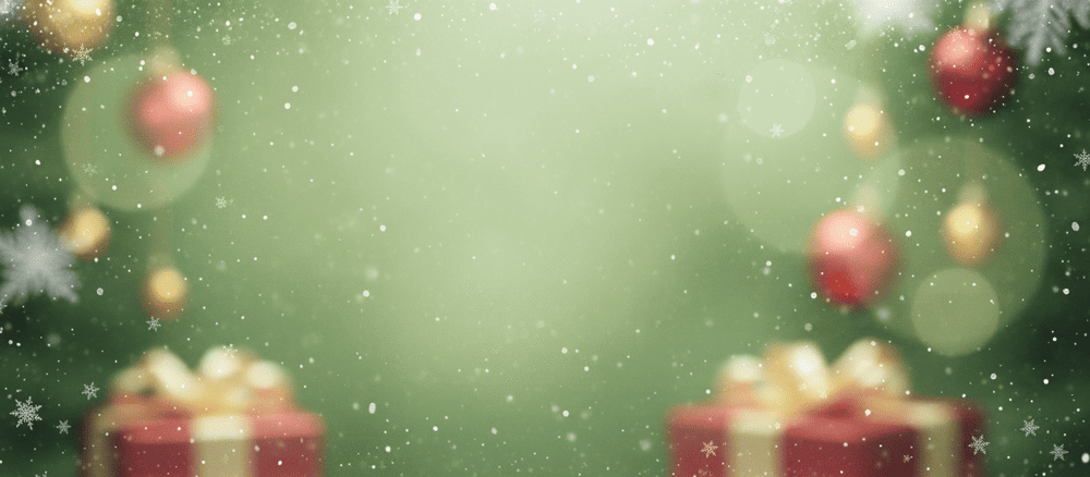 Weihnachtliche Szene mit unscharfen Geschenken, Christbaumkugeln und sanft fallendem Schnee im Hintergrund.