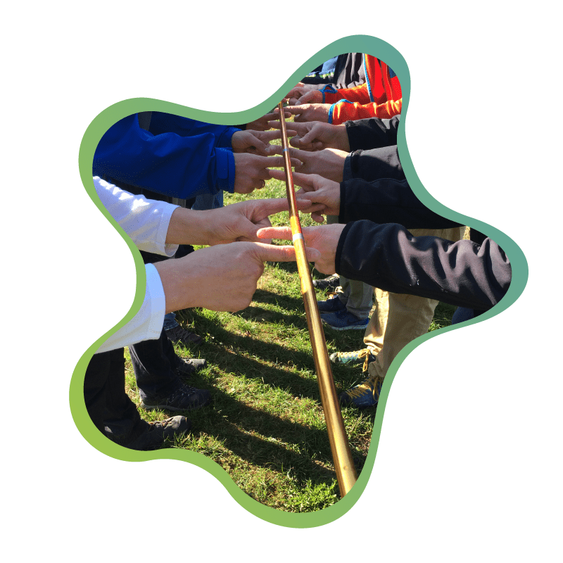 Teamübung mit Heliumstab: Kolleg:innen balancieren gemeinsam einen Stab beim Teambuilding in Nürnberg.